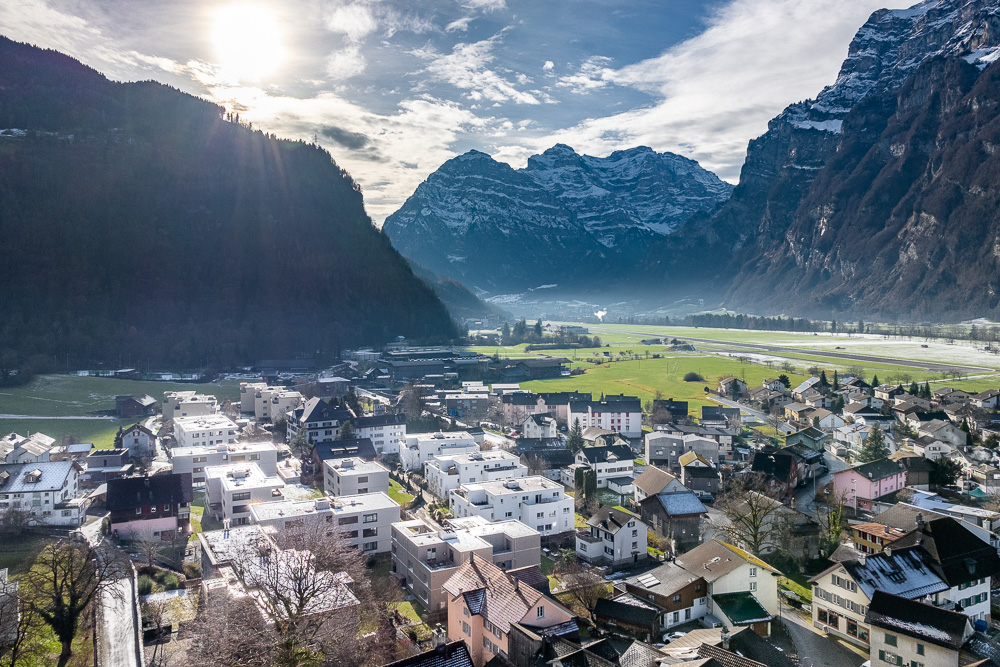 Alpenpanorama über Talort