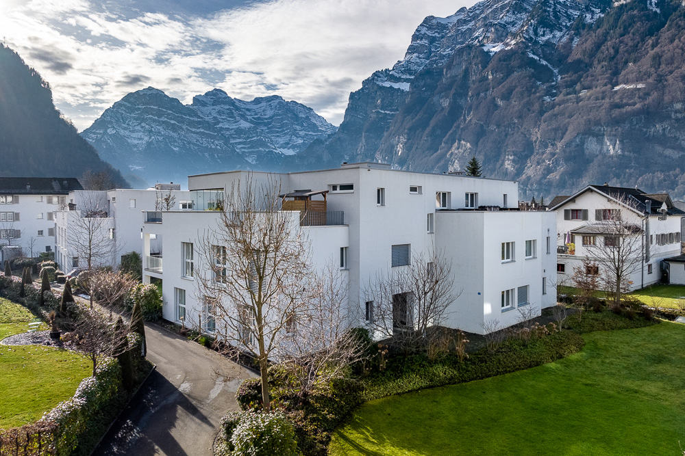 Moderne Wohnanlage mit Bergkulisse