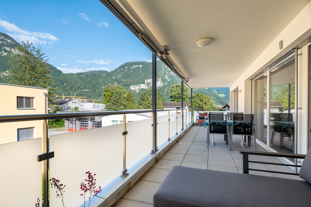 Überdachter Balkon mit Bergblick
