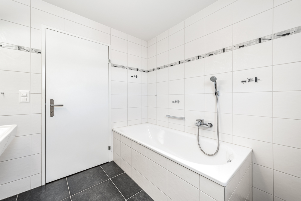 Modernes Badezimmer mit Badewanne