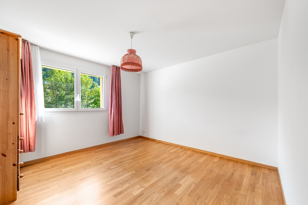 Leeres Schlafzimmer mit Parkett und Fenster