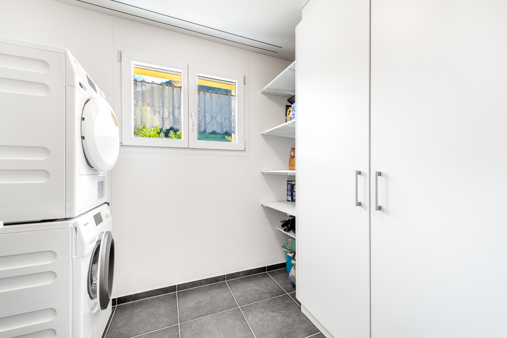 Hauswirtschaftsraum mit Waschmaschine und Trockner