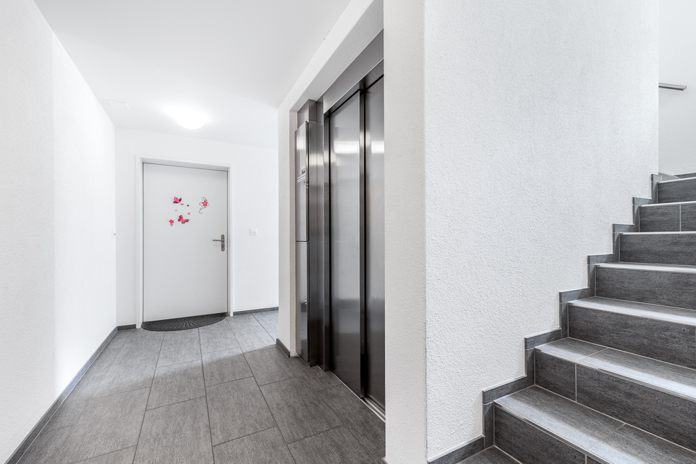 Treppenhaus mit Aufzug und Flur
