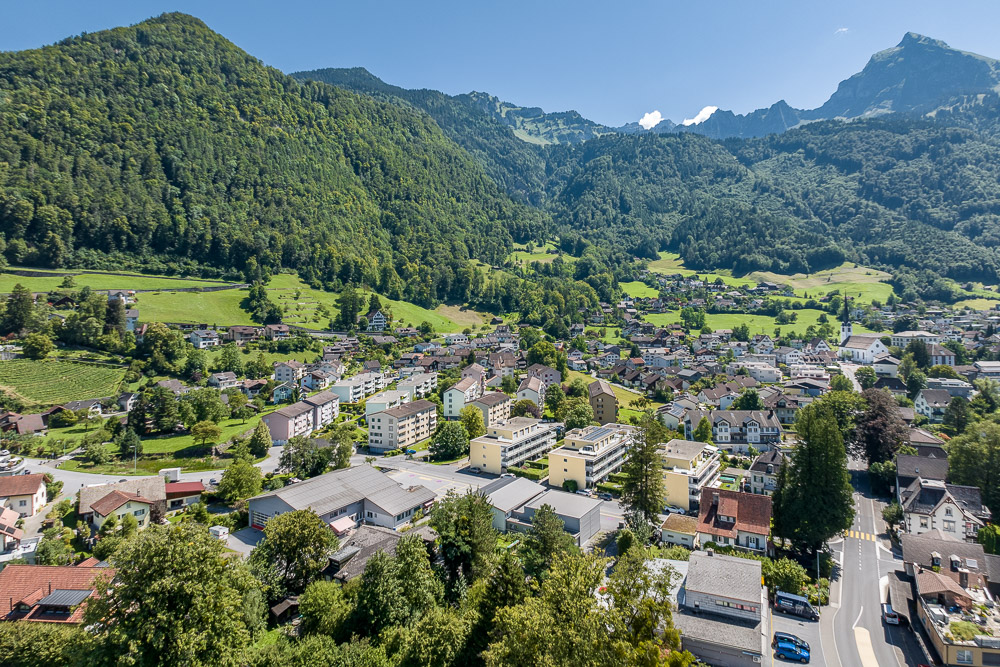Alpenort mit Bergpanorama