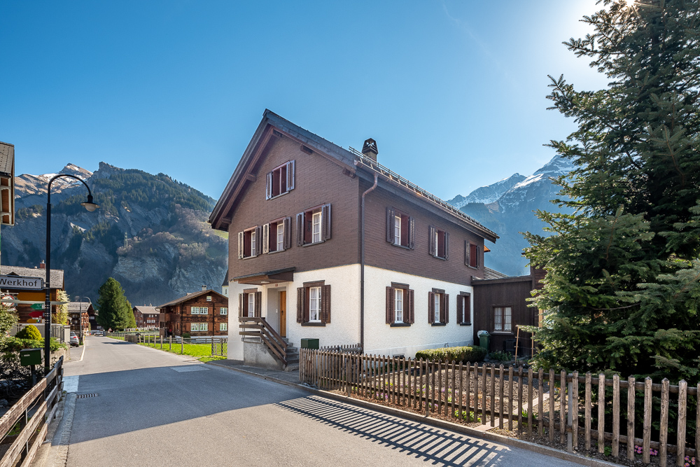 Alpenhaus an der Straße