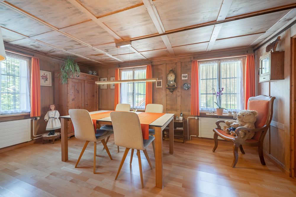 Gemütliches Esszimmer im Holzstil