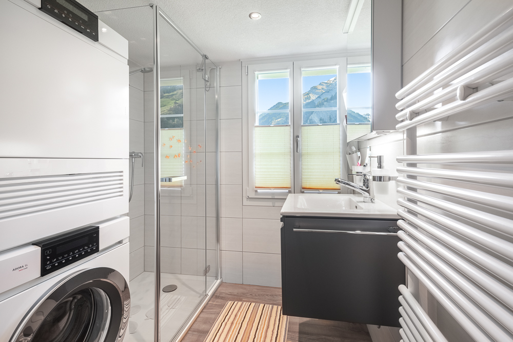 Modernes Badezimmer mit Waschmaschine und Dusche