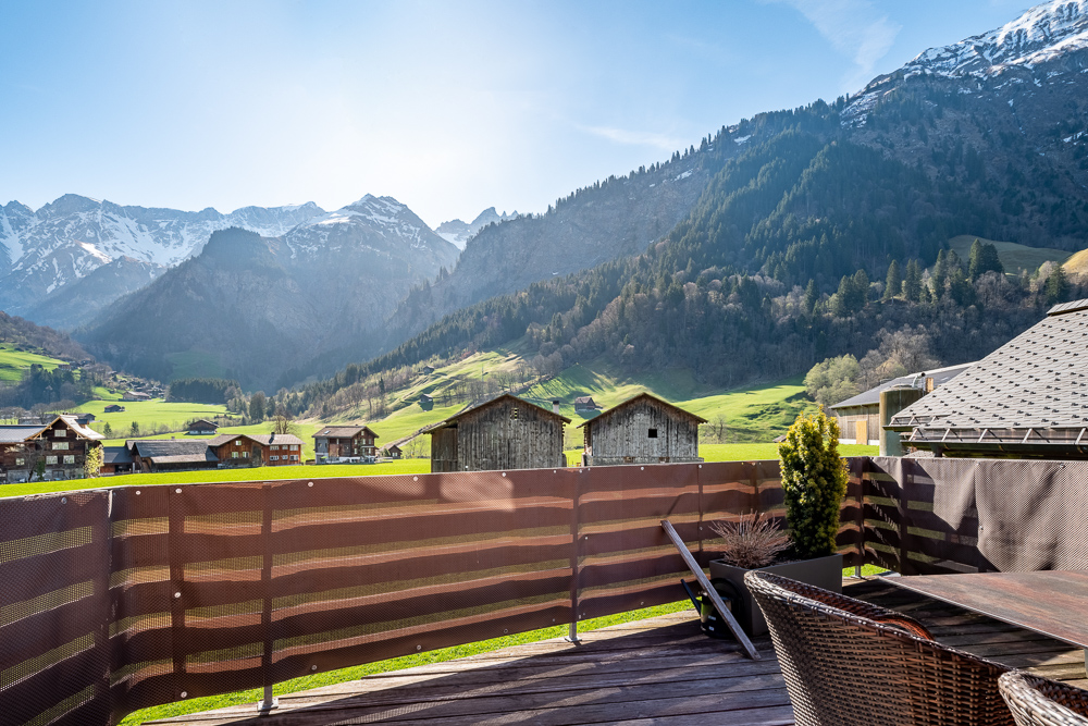 Balkon mit Bergpanorama