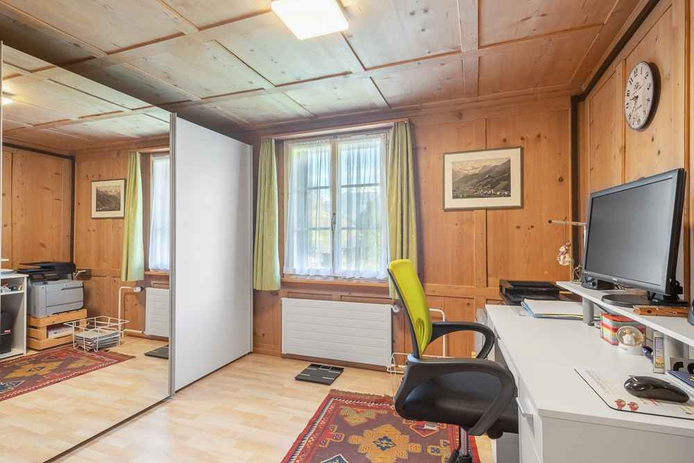 Gemütliches Arbeitszimmer mit Holzverkleidung