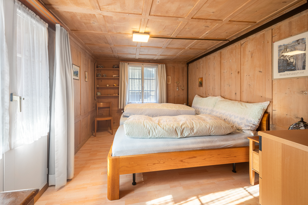 Holzvertäfeltes Schlafzimmer mit Doppelbett
