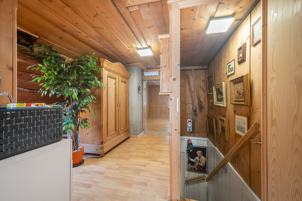 Holzverkleideter Flur mit Treppe