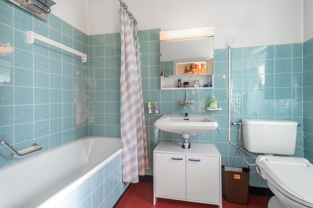 Badezimmer mit Badewanne und WC