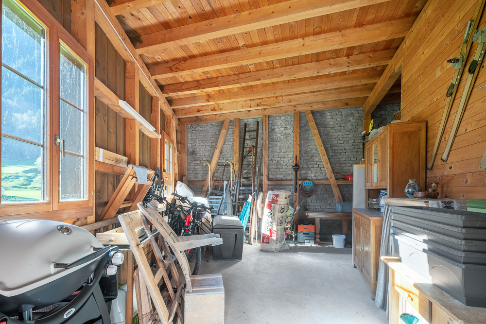 Keller- oder Garagenraum mit Holzverkleidung