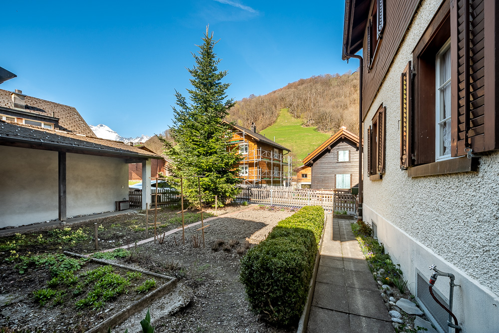 Außenansicht eines Hauses mit Garten und Bergblick