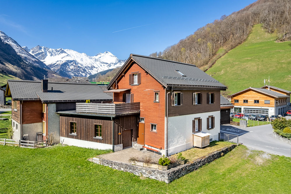 Alpines Wohnhaus mit Bergpanorama