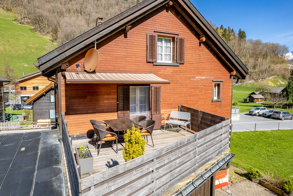 Balkon eines Holzhauses in alpiner Lage
