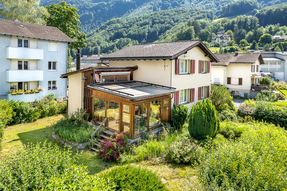 Wohnhaus mit Wintergarten in bergiger Umgebung