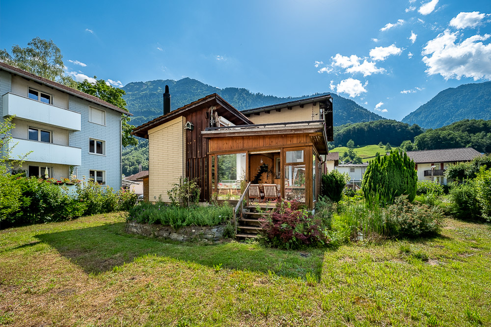 Haus mit Garten und Bergkulisse
