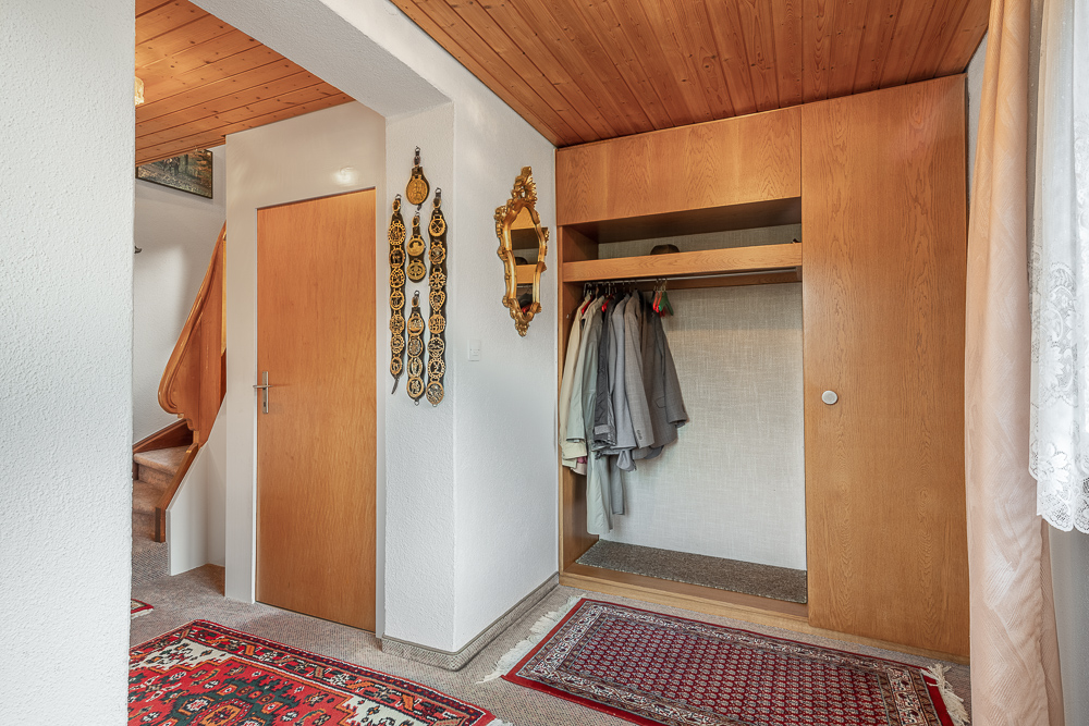 Flur mit Garderobenschrank und Treppe