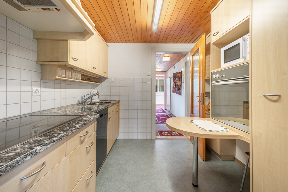 Kleine Küche mit Holzdecke