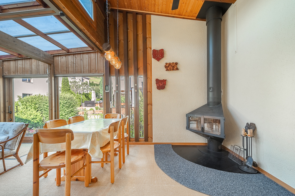 Wintergarten mit Essbereich und Kamin