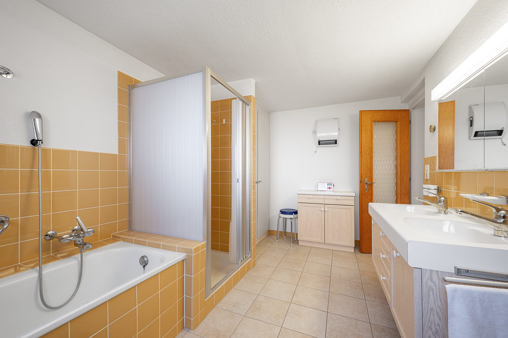 Badezimmer mit Wanne und Dusche