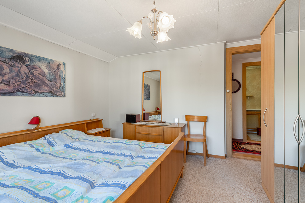 Schlafzimmer mit Holzmöbeln