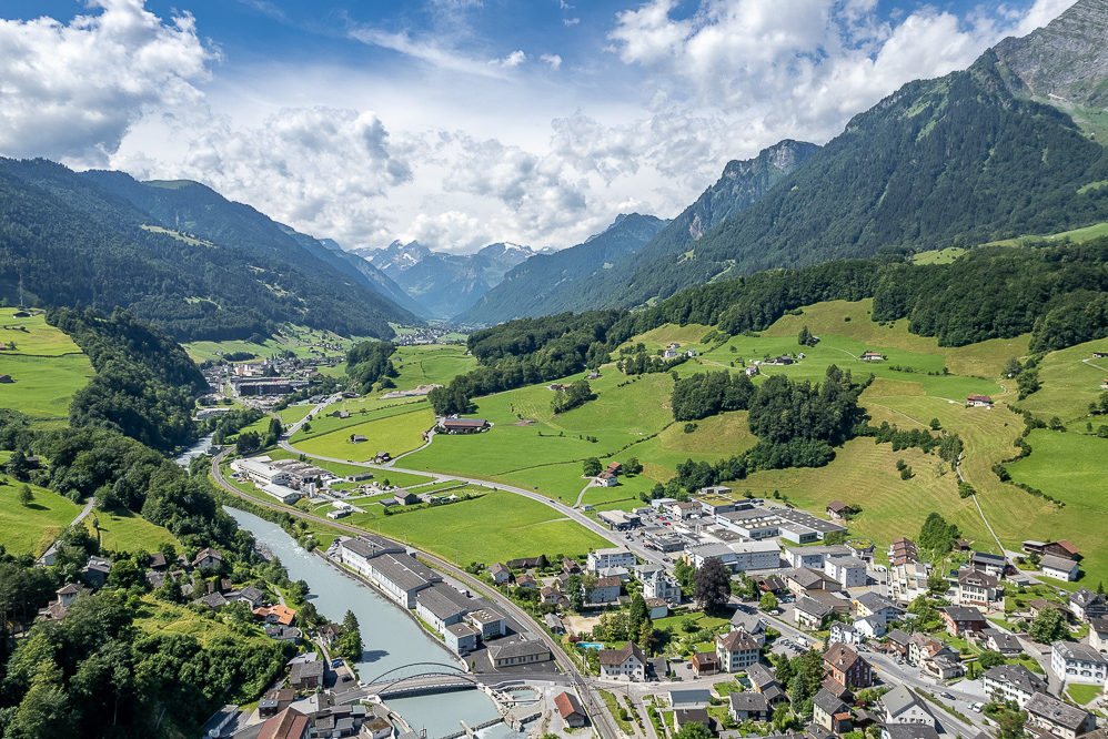 Alpen-Tal mit Fluss und Ortschaft