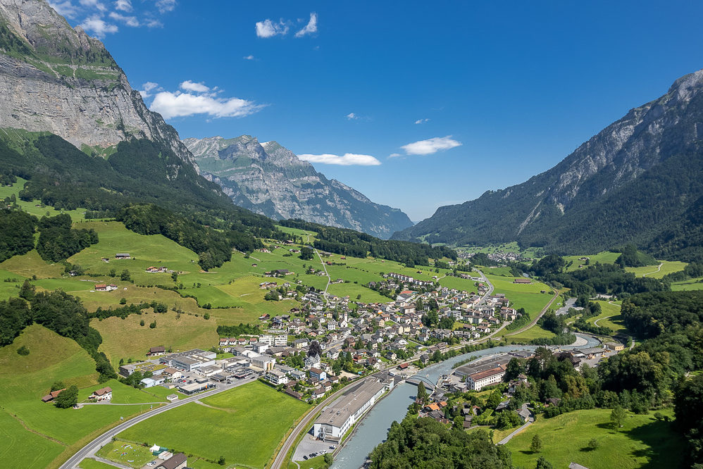 Alpenpanorama mit Talort und Fluss