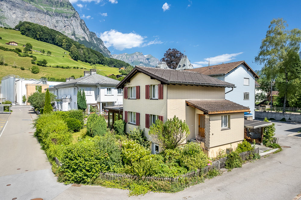 Alpines Wohnhaus mit Bergkulisse