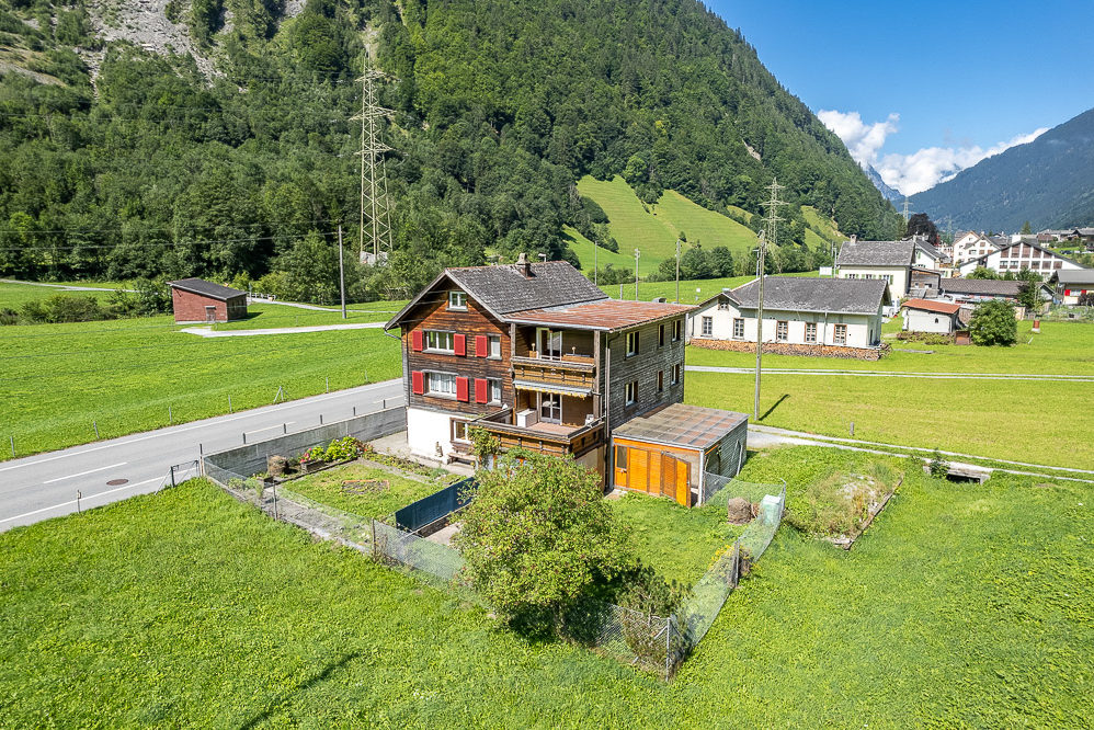 Ländliches Haus in alpiner Tallandschaft
