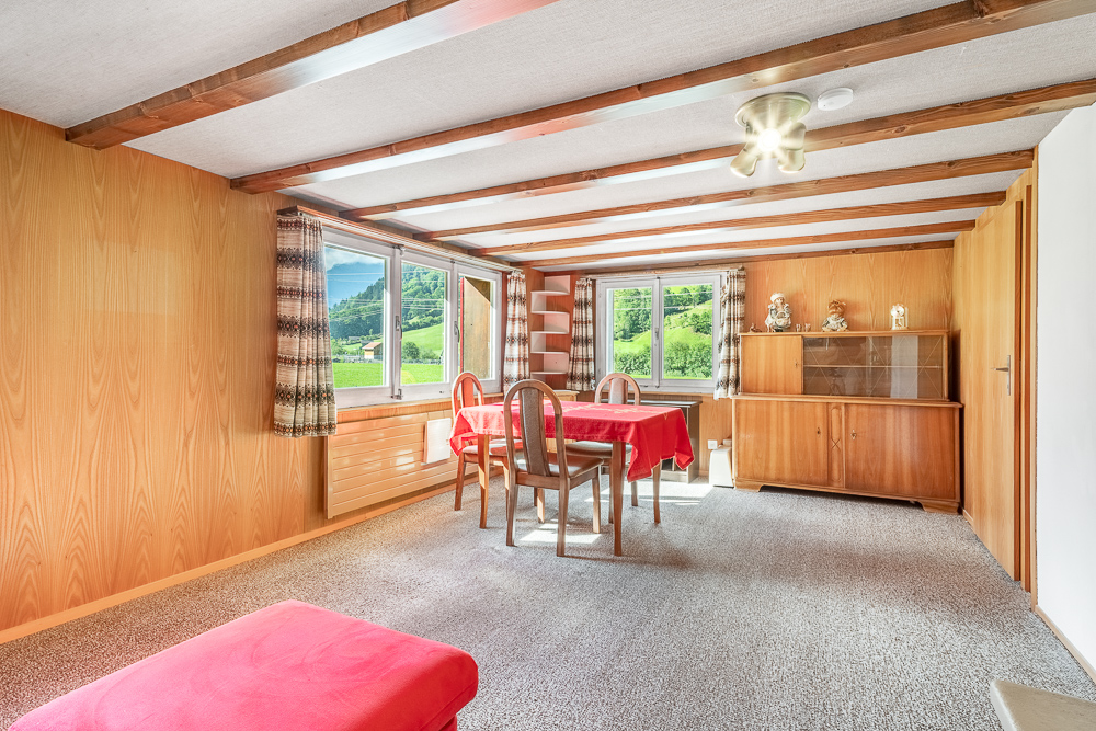 Wohn- und Esszimmer mit Holzverkleidung