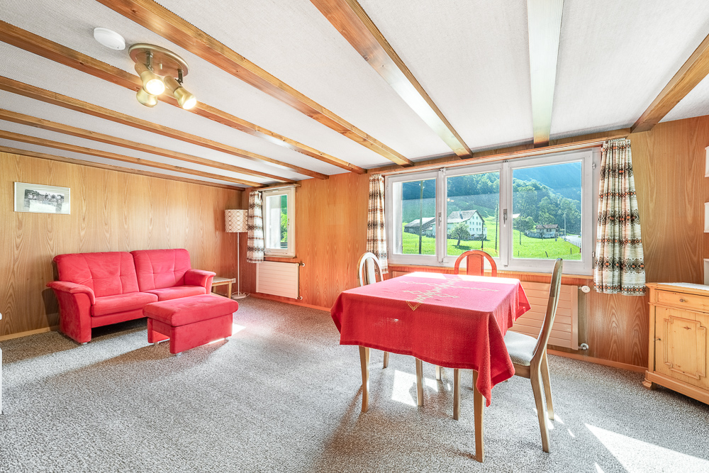 Gemütliches Wohnzimmer mit Essbereich und Bergblick