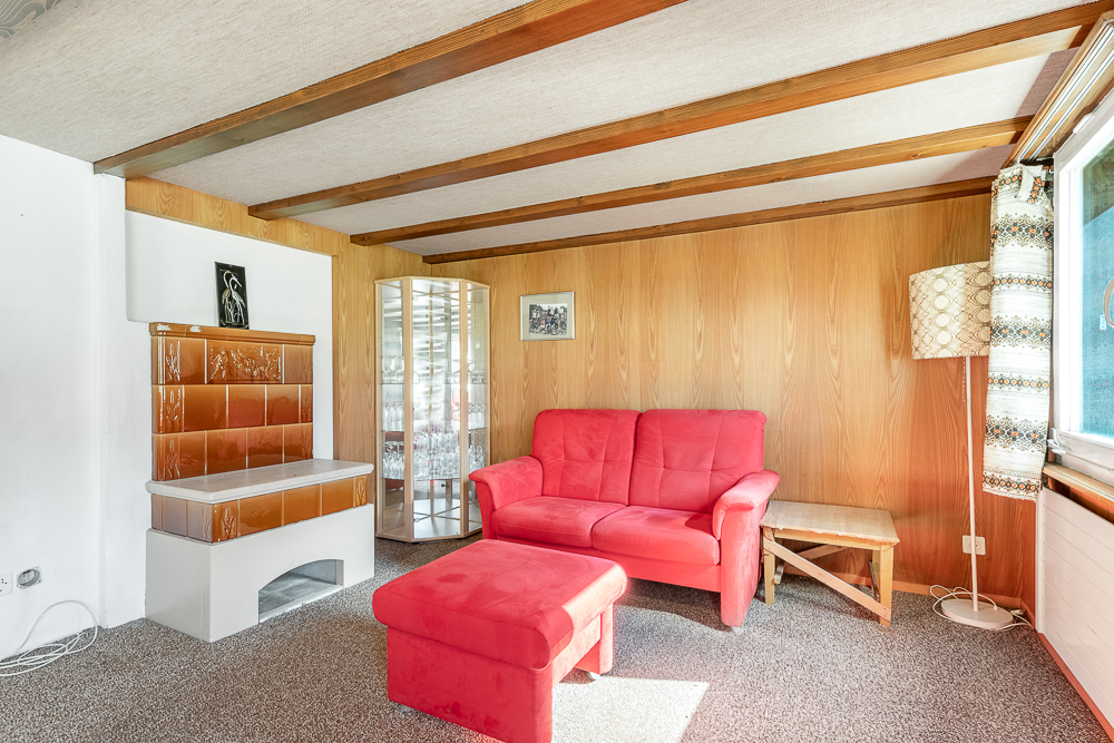 Wohnzimmer mit rotem Sofa