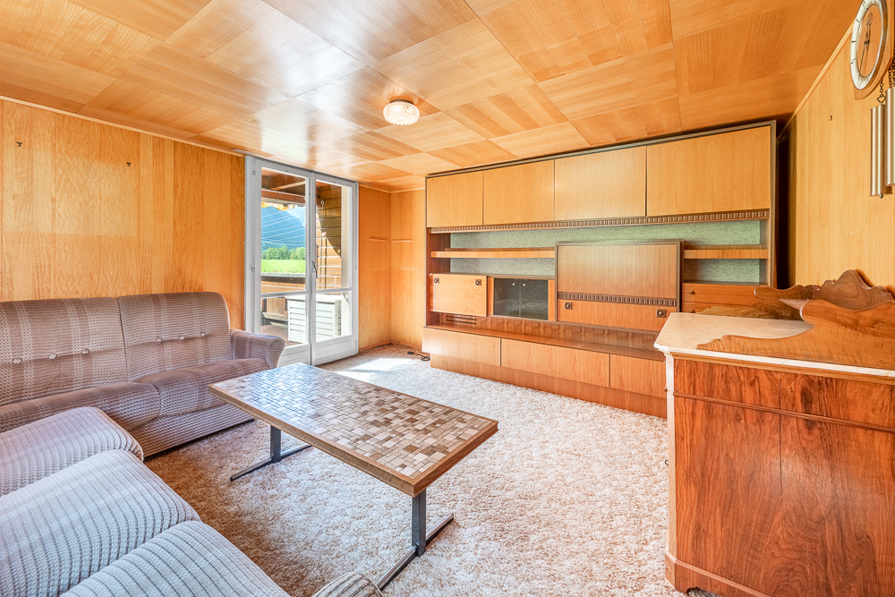 Wohnzimmer mit Holzvertäfelung