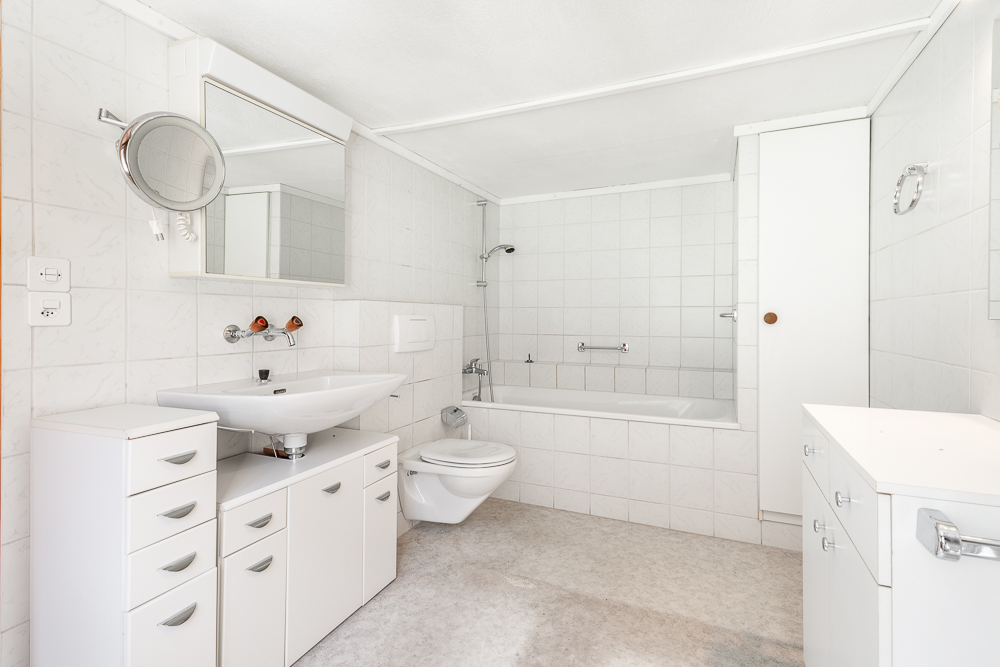 Helles Badezimmer mit Wanne, Waschplatz und WC