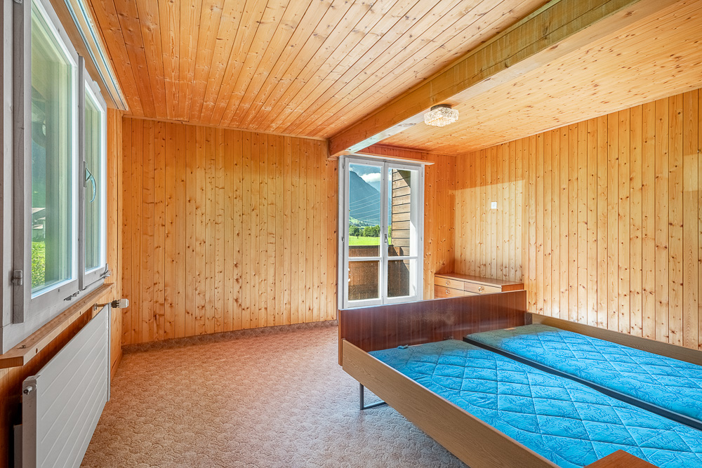 Holzvertäuschtes Schlafzimmer mit Bergblick