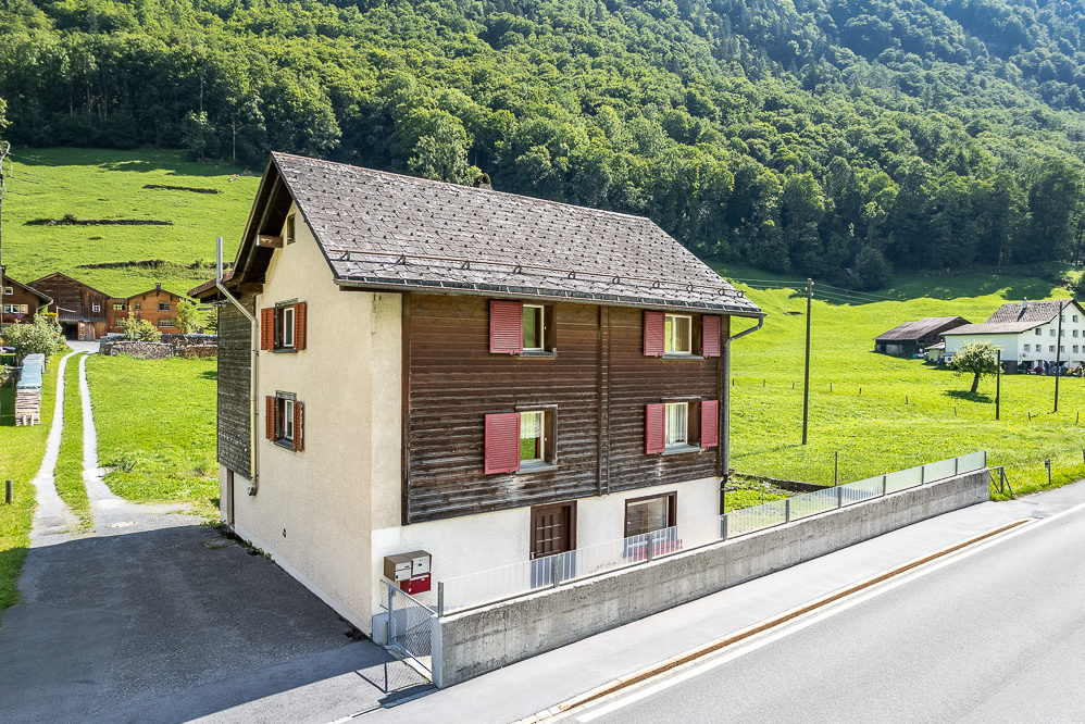 Ländliches Wohnhaus mit Hanglage