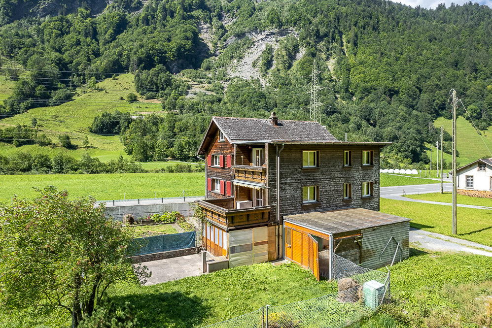 Altes Holzhaus in alpiner Landschaft