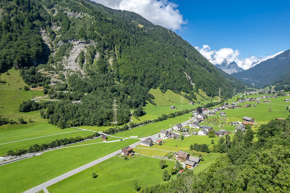 Alpental mit Dorf im Tal
