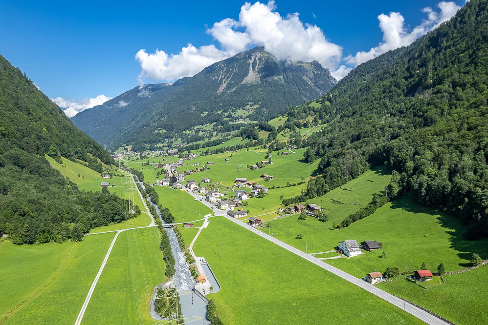 Alpenweitsicht über Tal und Berglandschaft