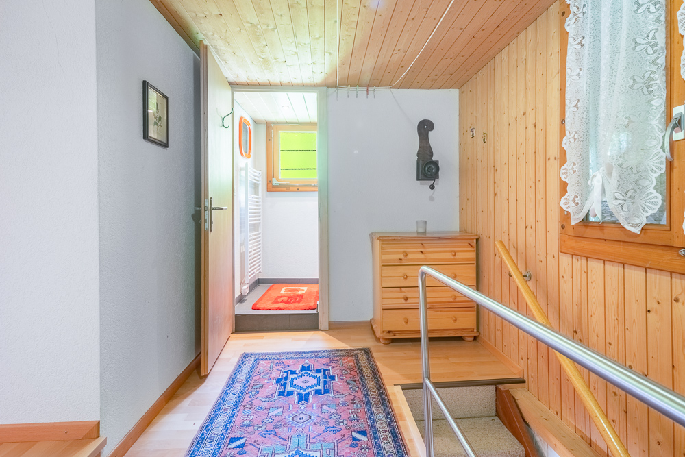 Holzvertäfelter Flur mit Treppe
