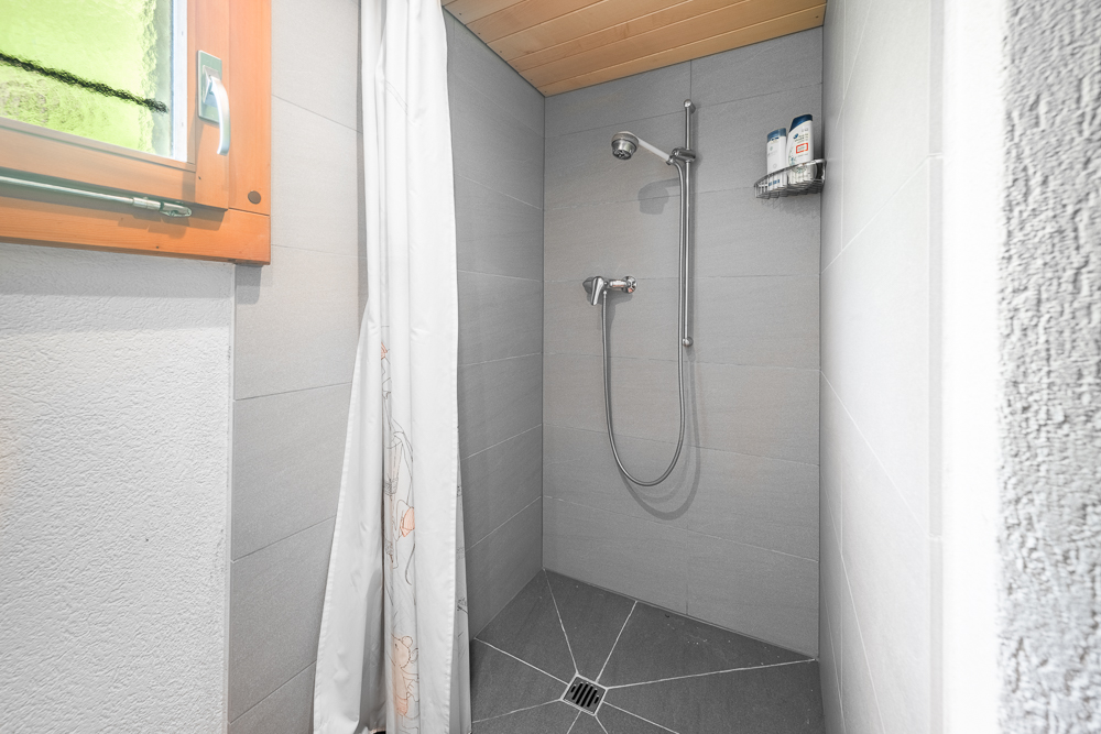 Kleine Dusche mit Fenster