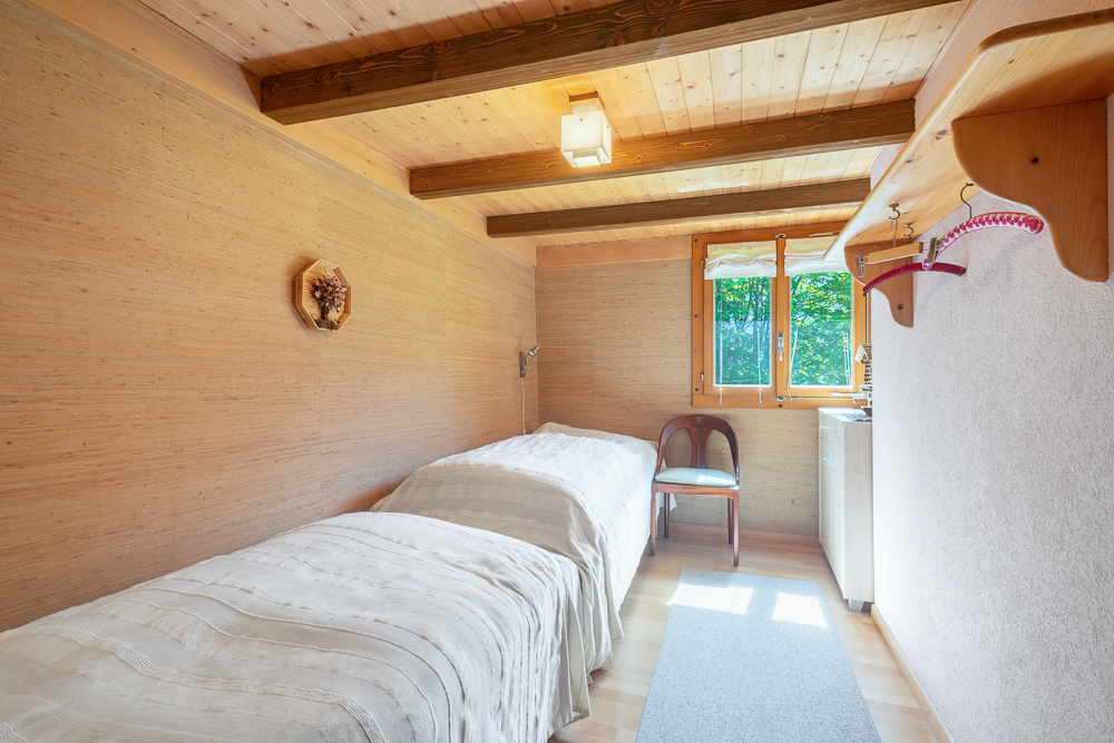 Holzverkleidetes Schlafzimmer mit Einzelbett