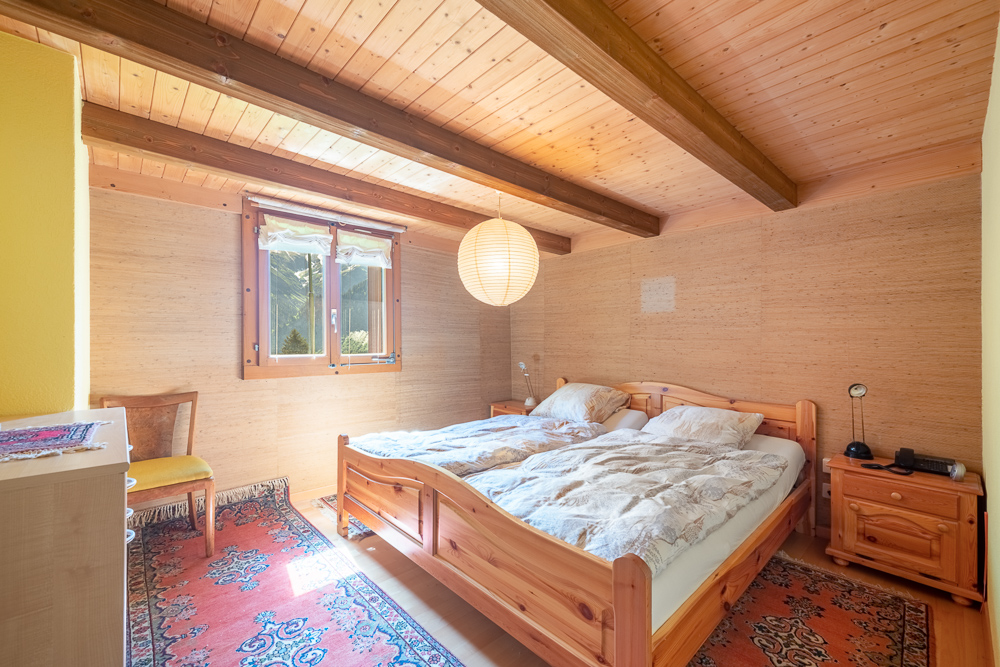 Gemütliches Schlafzimmer im Holzstil