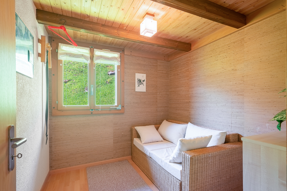 Gemütlicher kleiner Wohnraum mit Holzverkleidung