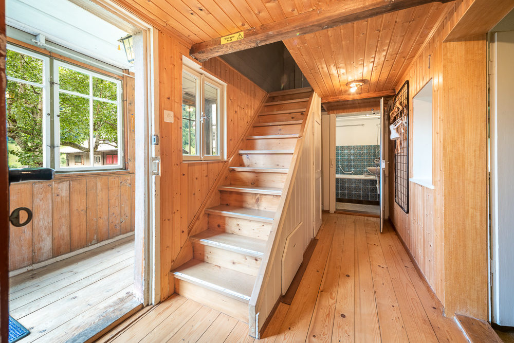 Holzvertäufter Flur mit Treppe