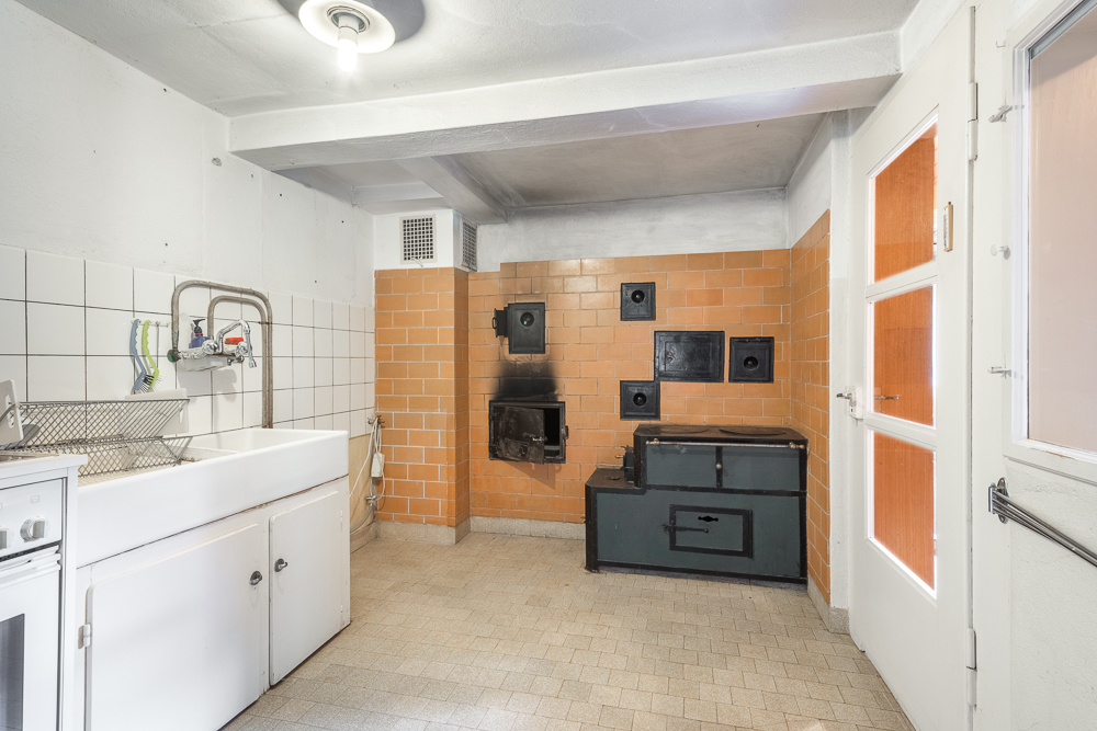 Kleiner Hauswirtschaftsraum mit Ofen