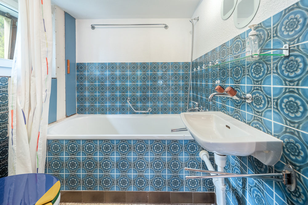 Badezimmer mit blau gemusterten Fliesen