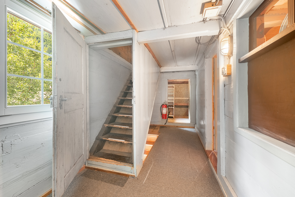 Schmaler Flur mit Treppe und Tageslichtfenster
